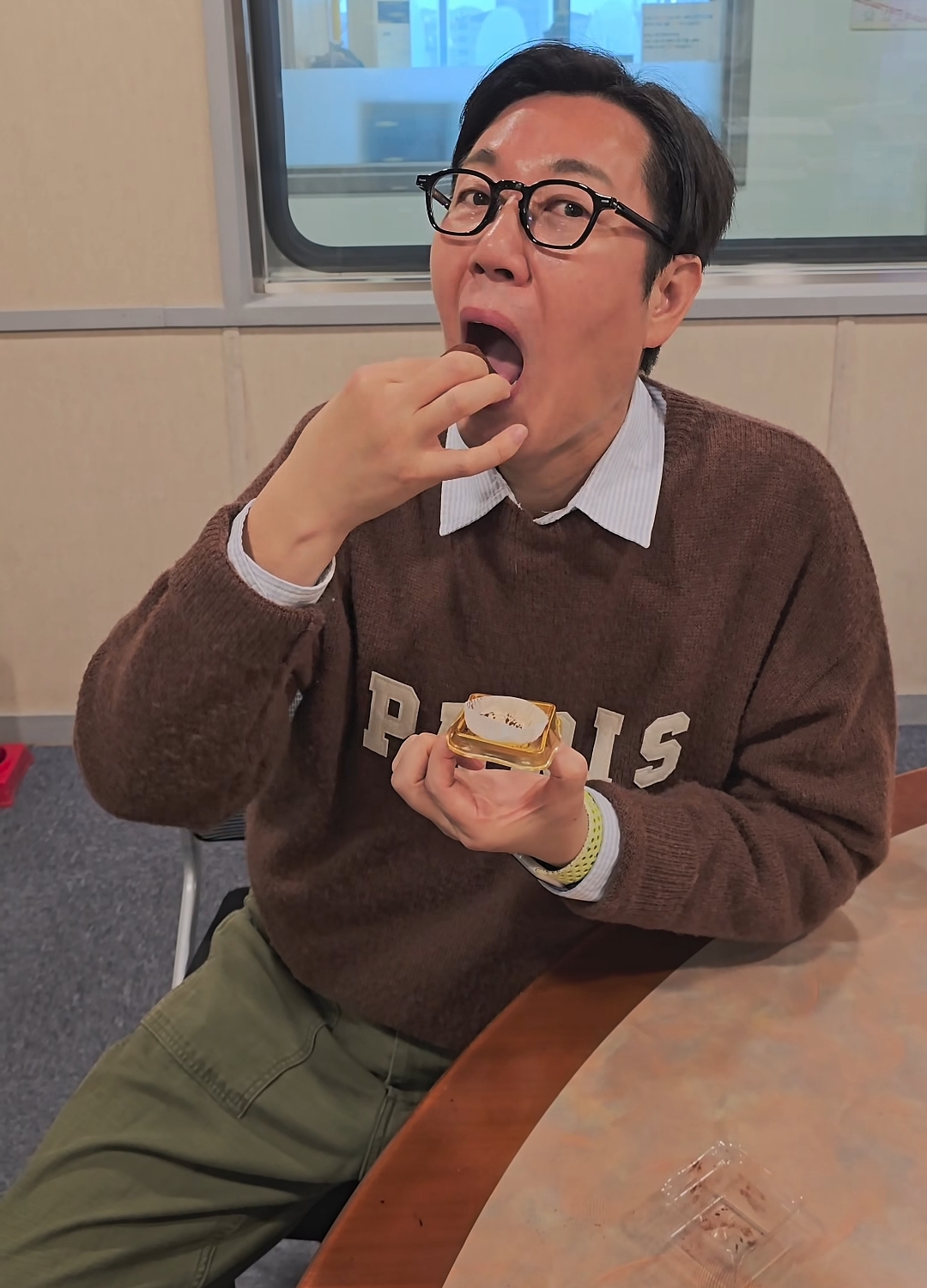 두쫀쿠 식감에 충격먹은 김영철 | 인스티즈