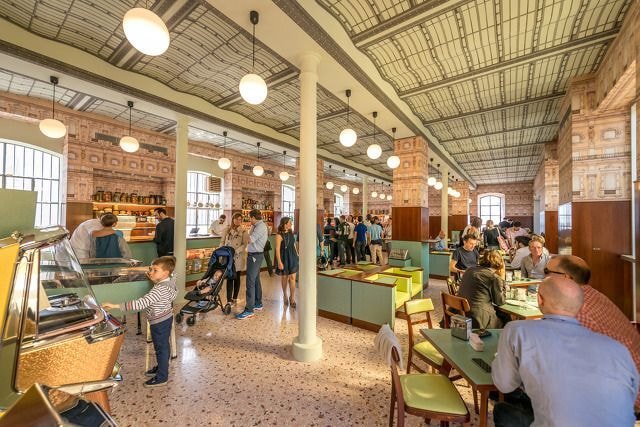 웨스 앤더슨 감독이 디자인한 카페의 인테리어 디테일.jpg | 인스티즈