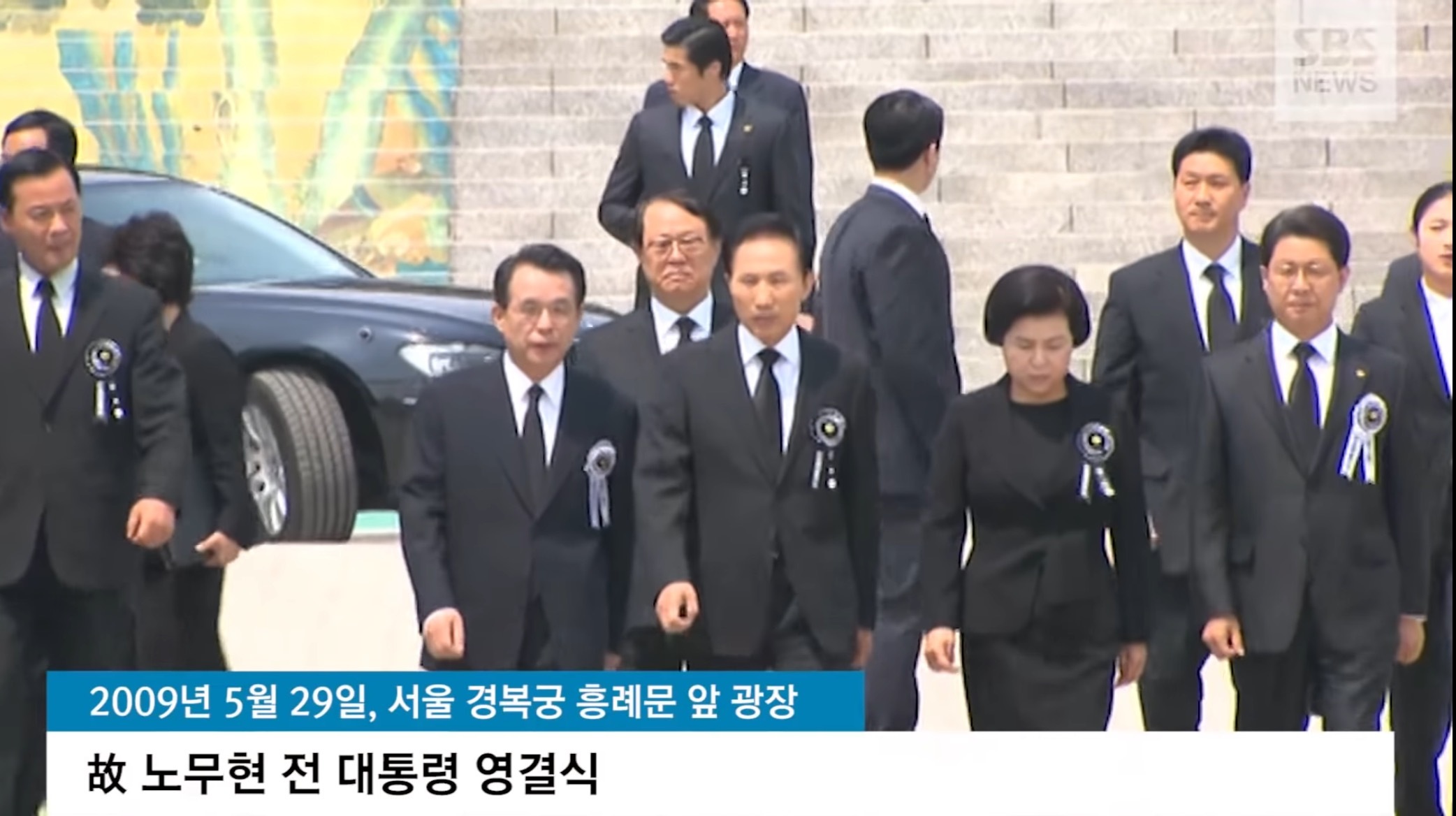 故노무현 대통령 영결식에서 분향하는 이명박.jpgif - 악플달면 쩌리쩌려버려 - ＊여성시대＊ 차분한 20대들의 알흠다운 공간