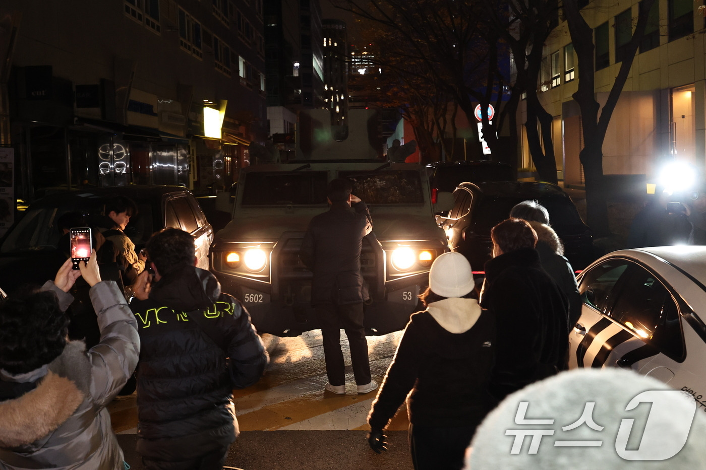 계엄군 막는 관계자, 보좌진, 시민들 | 인스티즈