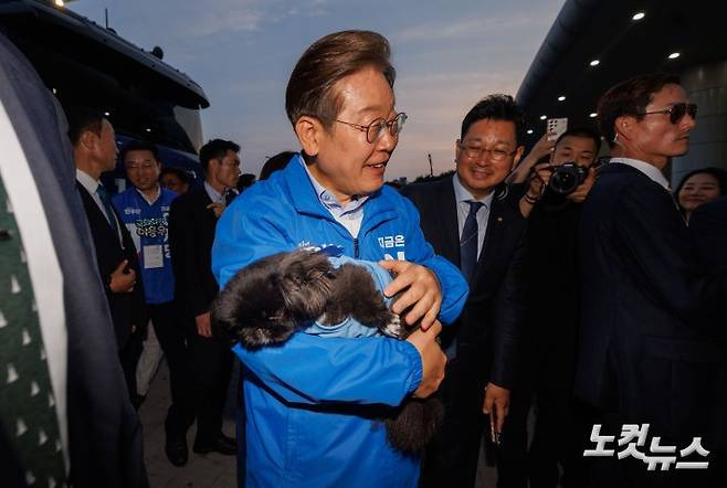 이재명 김문수로 보는 올바르게 강아지 안는 방법 | 인스티즈