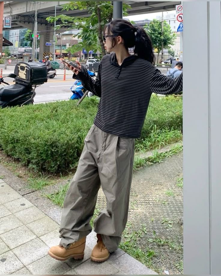 편안한 상의 + 와이드팬츠 + 투박한 신발 = 여자의 가을🍁 | 인스티즈