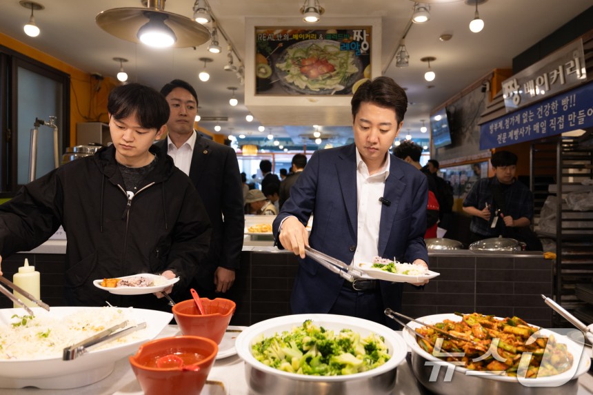 오늘도 7,500원에 밥 해결하는 이준석 | 인스티즈