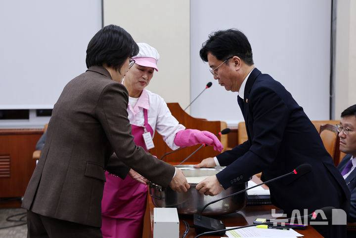 국정감사에 등장한 급식실 밥솥.twt | 인스티즈