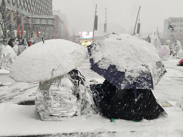 따땃한 곳에서 얇은 옷 입고 앉아 잔치즐기신 연예인분들이여… | 인스티즈