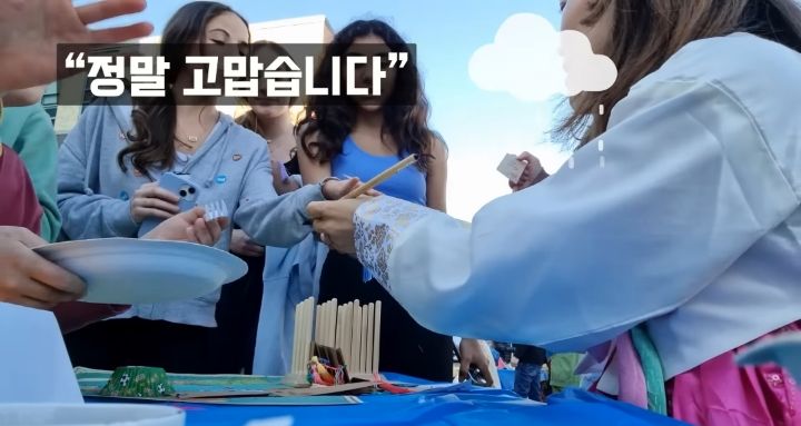 한 유튜버가 미국 학교에서 한국 홍보하는 법.jpg | 인스티즈