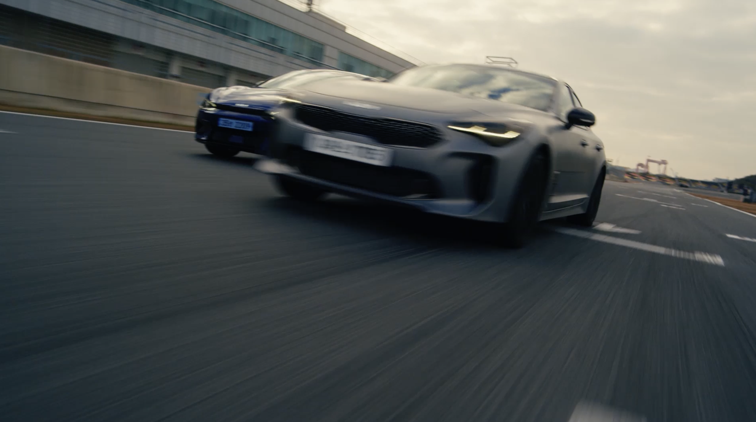 기아에서 최고의 스탭으로 구성하라고 해서 찍었다는 스팅어 단종 광고 | 인스티즈