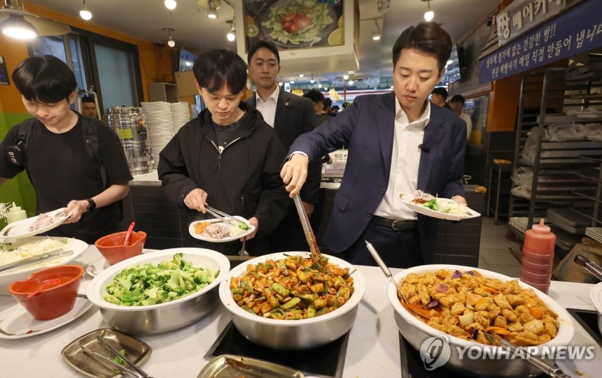 오늘도 7,500원에 밥 해결하는 이준석 | 인스티즈