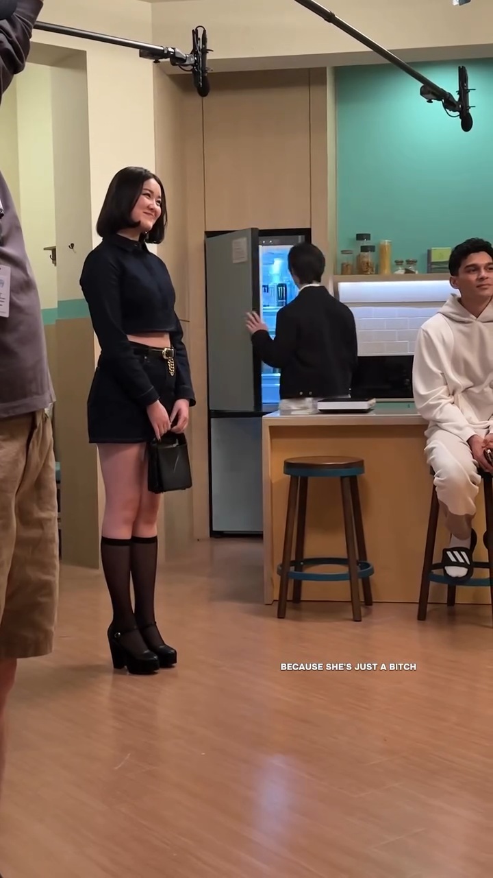 XO kitty 에서 신발신고 남의 집 활보하는 한국인 캐릭터 | 인스티즈