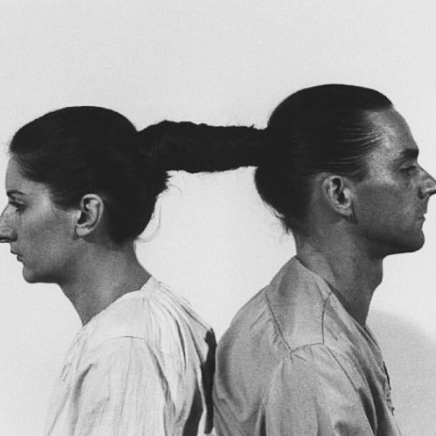 행위예술 중에 22년 전 헤어진 남자친구가 백발이 되어 나타났다 | 인스티즈