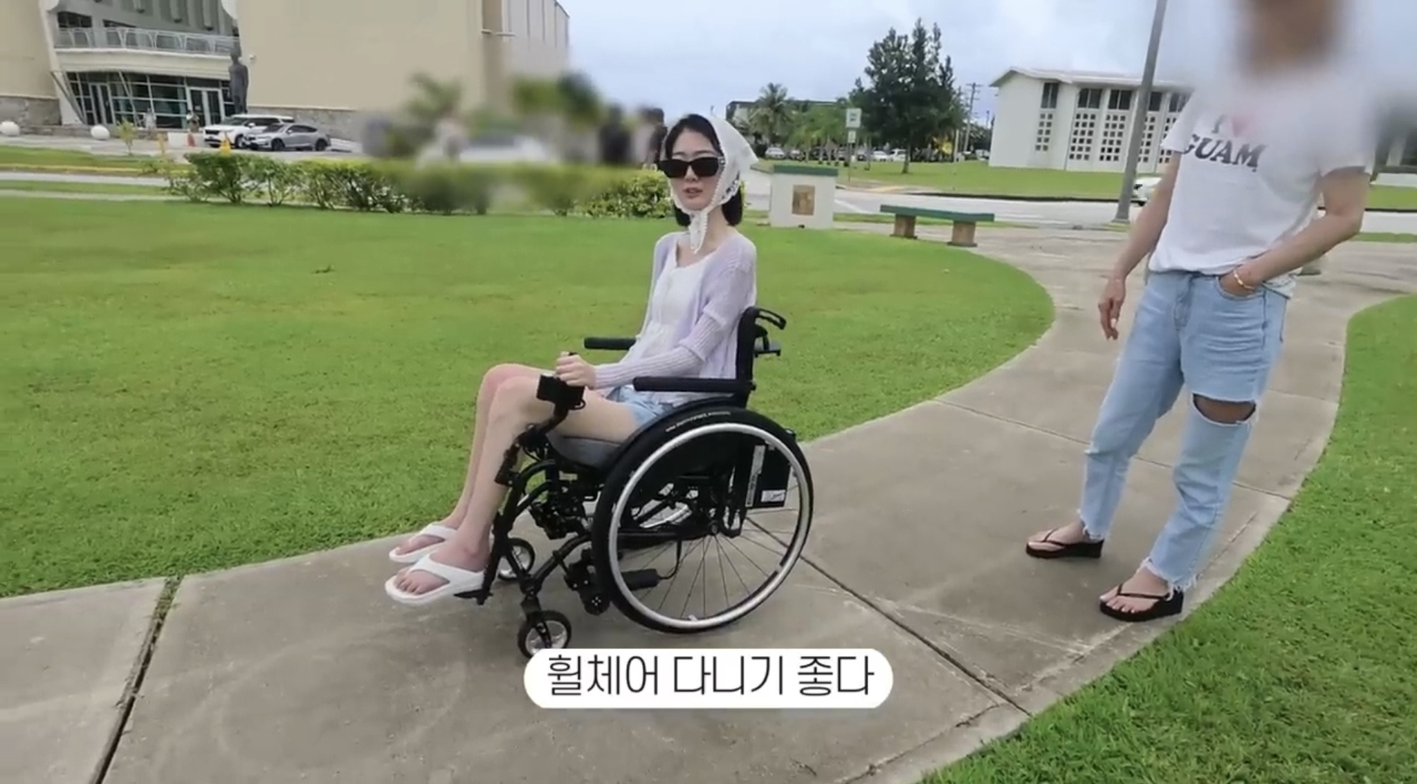 휠체어를 써야하는 유투버가 외국 여행을 가서 느낀 점 | 인스티즈