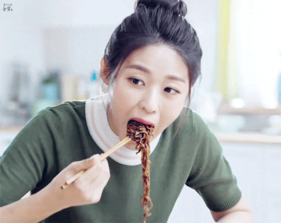 예능에서 먹방하는 거 나오자마자 바로 광고 찍었던 아이돌 | 인스티즈