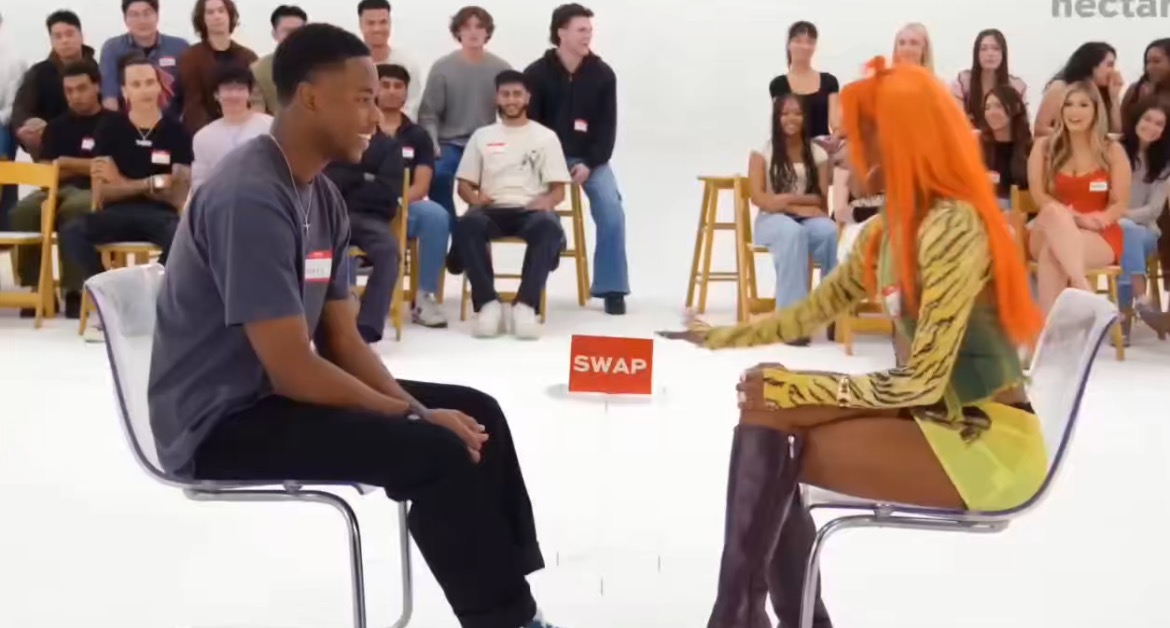 남녀 커플 매칭하는 유튜브 컨텐츠에서 여자가 대화하던 남자말고 다른 여자로 스왚함.. | 인스티즈