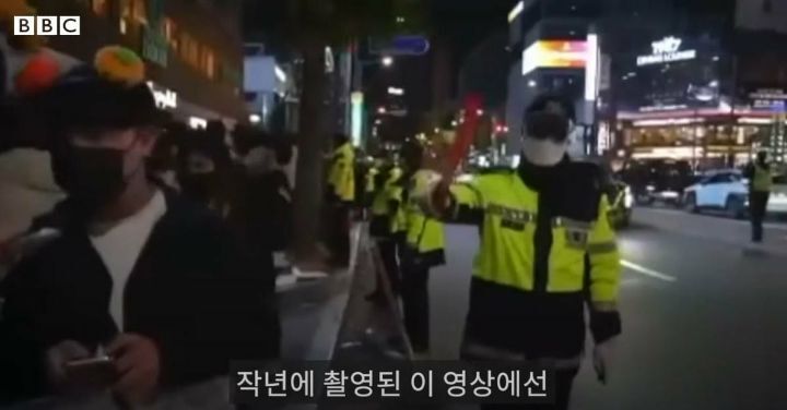 BBC, "작년 촬영된 영상에선 같은 장소를 경찰이 통제하고 있는 것을 볼 수 있습니다" | 인스티즈