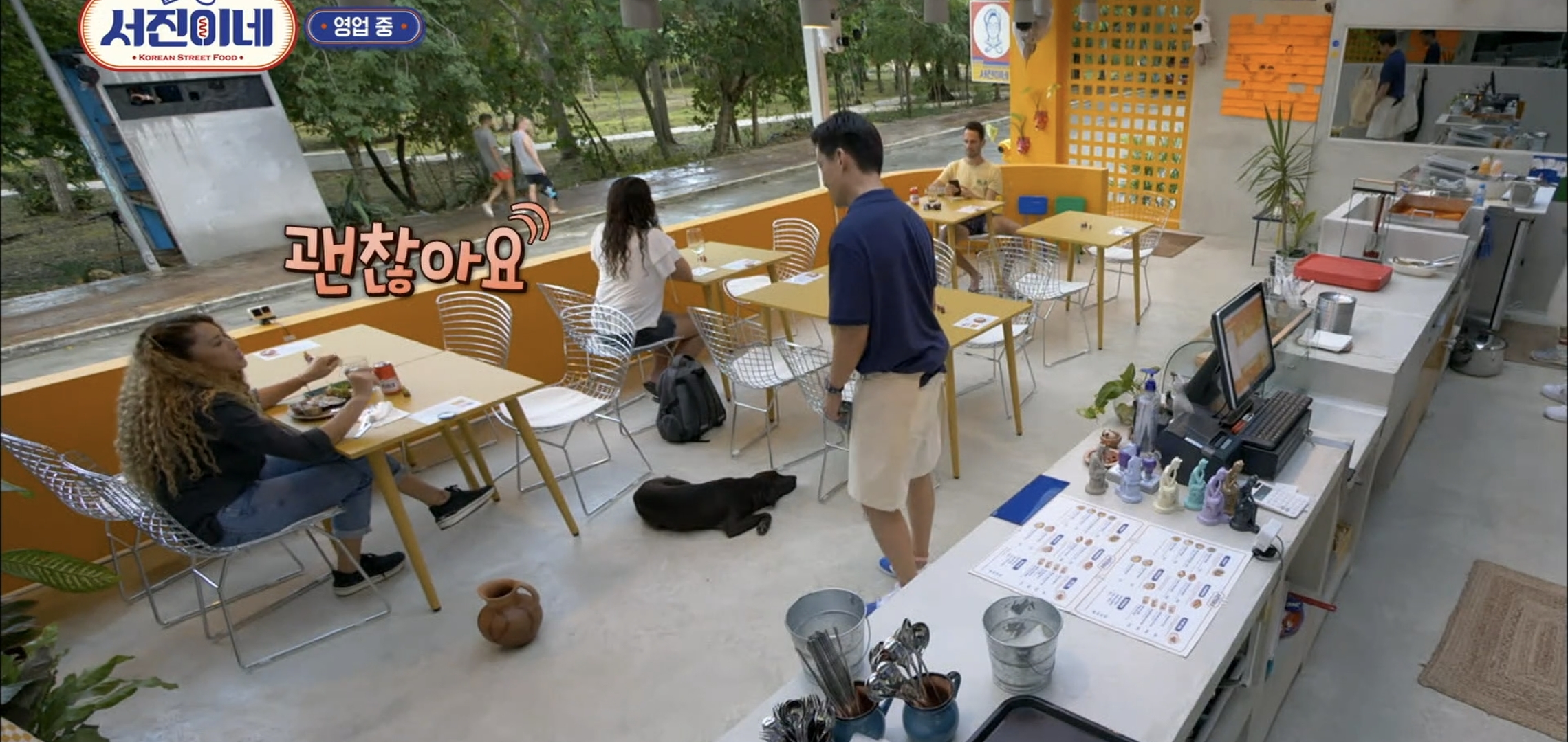 [서진이네] 유기견이 식당에 들어와도 신경 안쓰는 사람들.jpg | 인스티즈