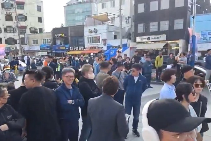 이재명 연설하는 데 와서 행패 부리다 격리되는 2찍 | 인스티즈