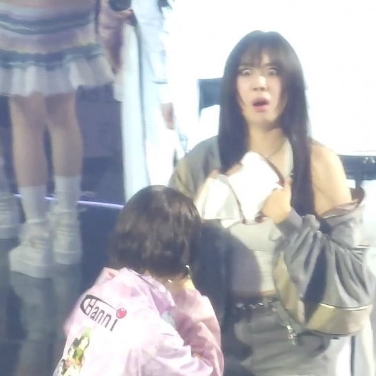 하니를 보는 영지 표정 | 인스티즈