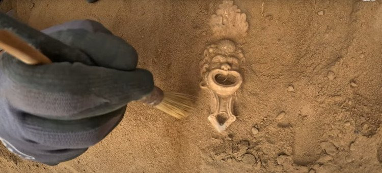 네덜란드에서 1900년전 만든 얼굴형태의 램프가 발견됨 | 인스티즈