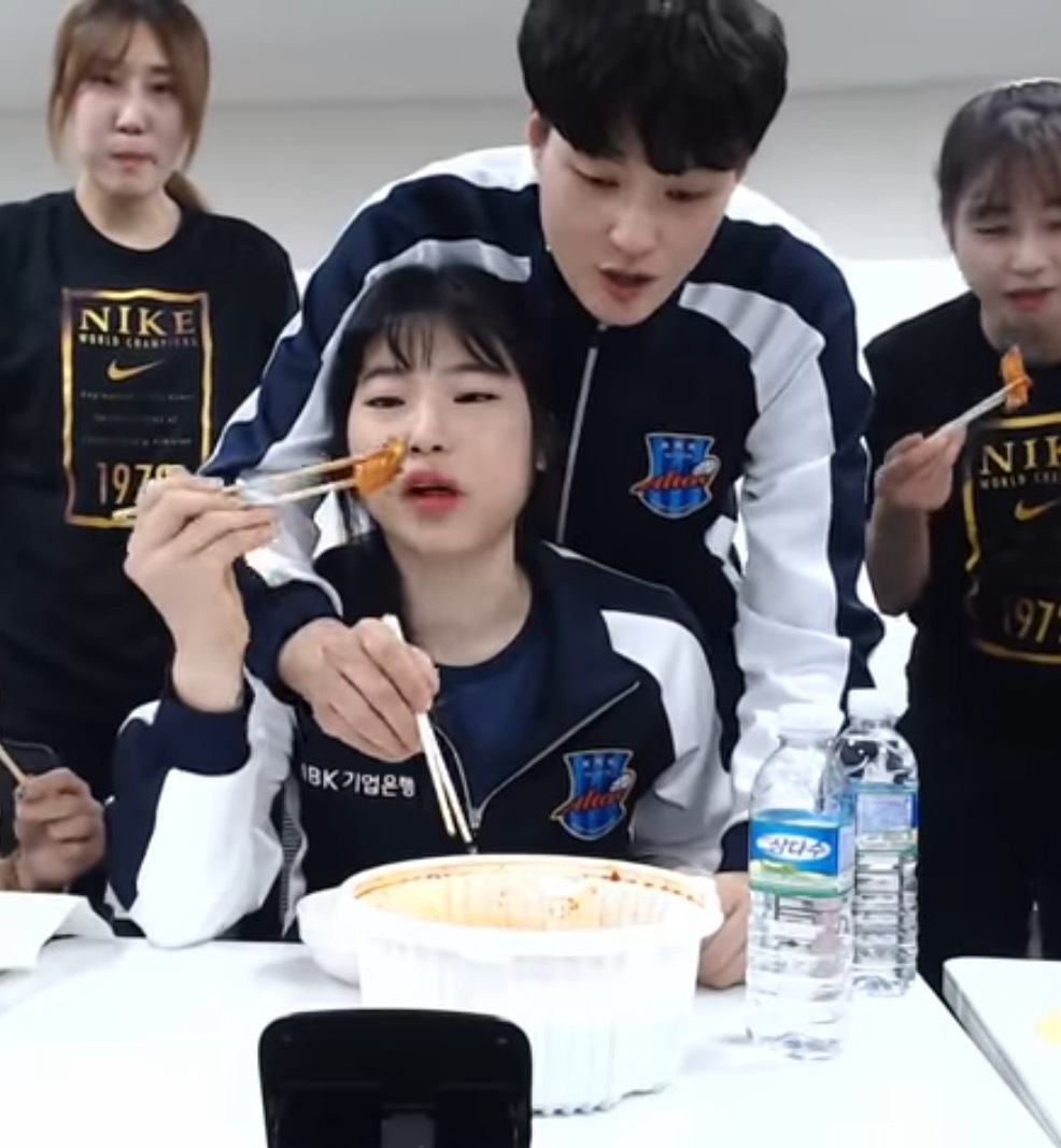 떡볶이 개킹받게 먹는 김희진.gif | 인스티즈