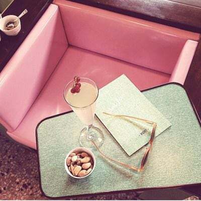 웨스 앤더슨 감독이 디자인한 카페의 인테리어 디테일.jpg | 인스티즈