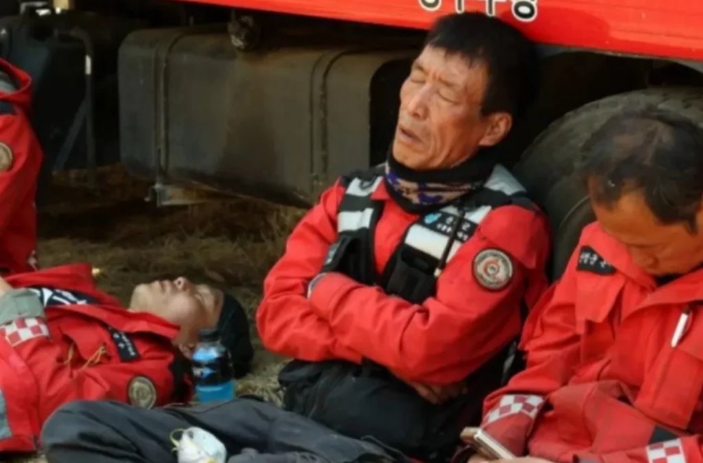 모든 국회의원들이 꼭 봤으면 하는 지쳐쓰러진 대원들 | 인스티즈