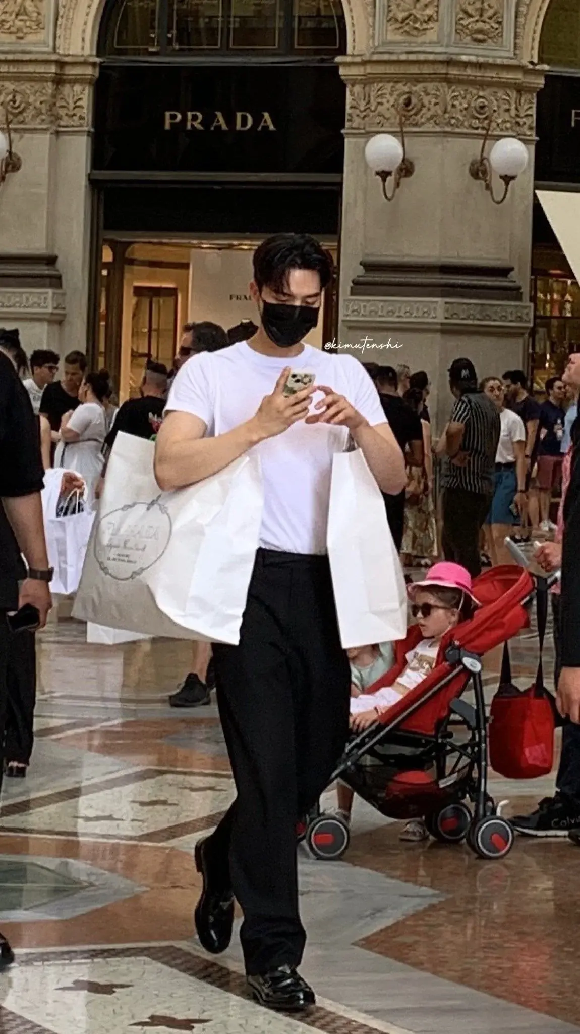 키 큰 줄몰랐다가 놀란사람 많다는 송강 밀라노 길거리 목격짤 | 인스티즈