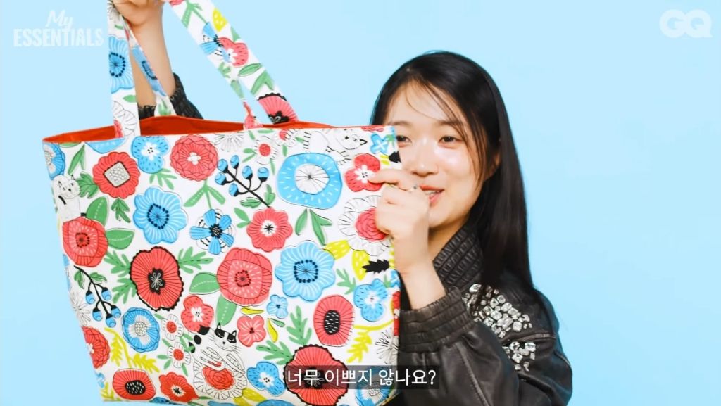 김혜윤이 자랑하는 초초초 한정판 커스텀백 | 인스티즈