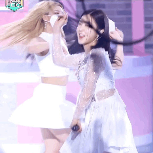 무명에 가깝던 시절과 달리 표정 완전 행복해보이는 브레이브 걸스 유나...jpgif (단발👩🏻) | 인스티즈