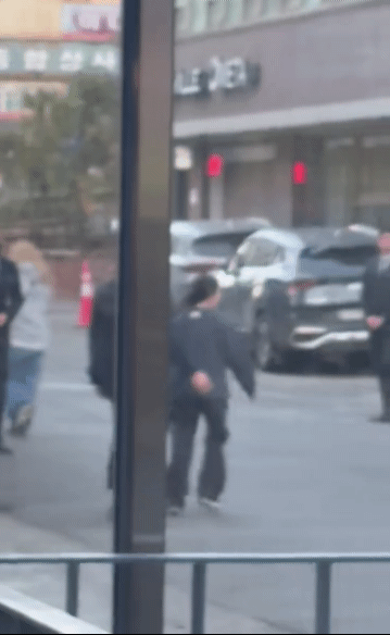 길에서 만난 아이유에게 악수 청하는 어르신 gif | 인스티즈