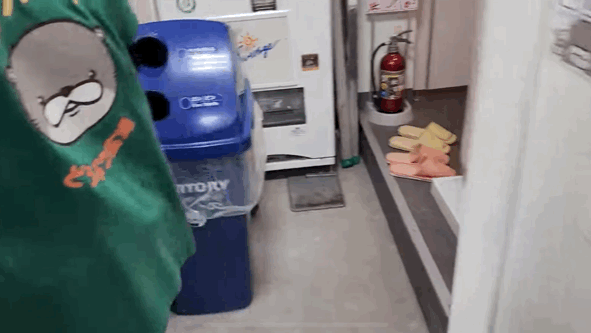 지옥이 다름없는 충격적인 일본 수달 카페.. | 인스티즈