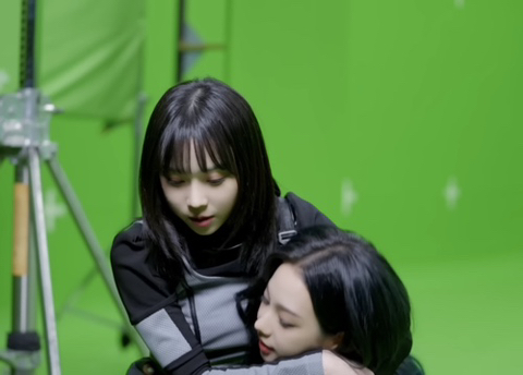 에스파 윈터 가뿐하게 공주님 안기 성공하는 지젤 보고 호기롭게 도전하는 카리나 | 인스티즈