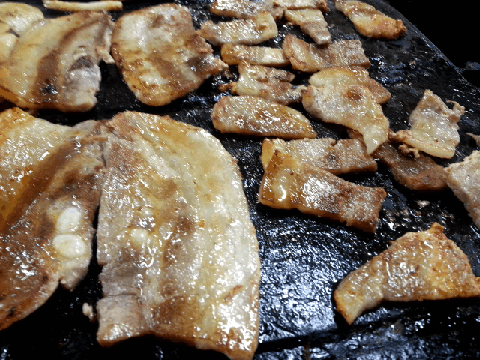 의외로 좋아하는 사람들이 많다는 납작한 냉동삼겹살 | 인스티즈