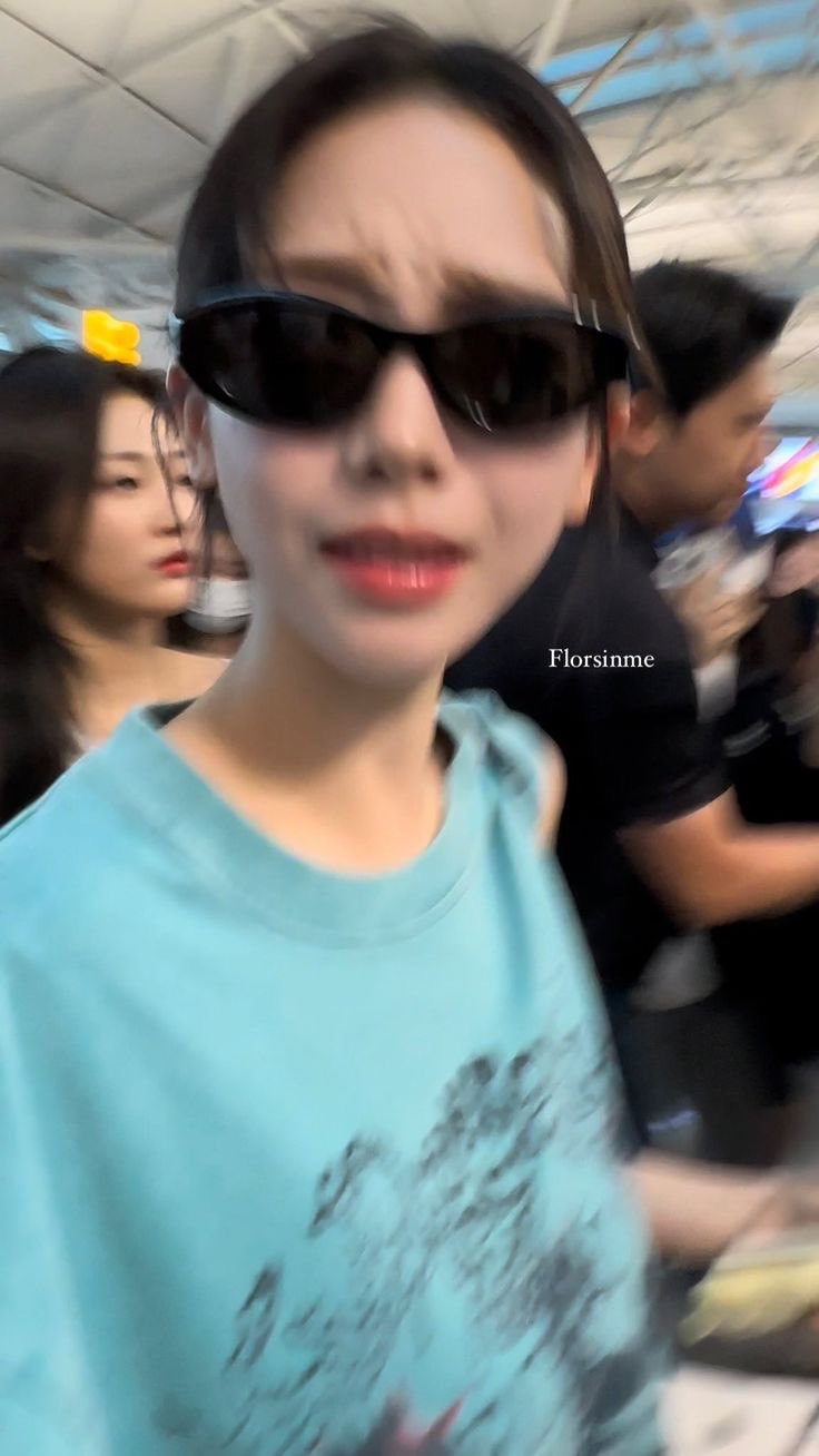 카리나가 싸인 거절할때 나오는 표정 | 인스티즈