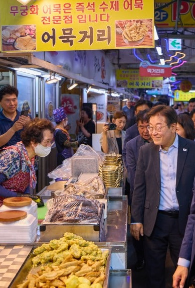 시장에서 먹방 찍는 잼시랑 혜경여시 | 인스티즈