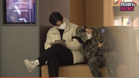 (감동 실험) 군인이 어깨에 기대 잠든다면? +댓글 | 인스티즈