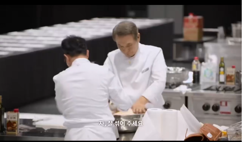 후덕죽선생님 6.25도 겪으신 연세라고..? 근데 임성근덜할아버지가 후선생님 칼 뺏어쓰고 참외김치하게햇다고 이겋도정말웃김 | 인스티즈