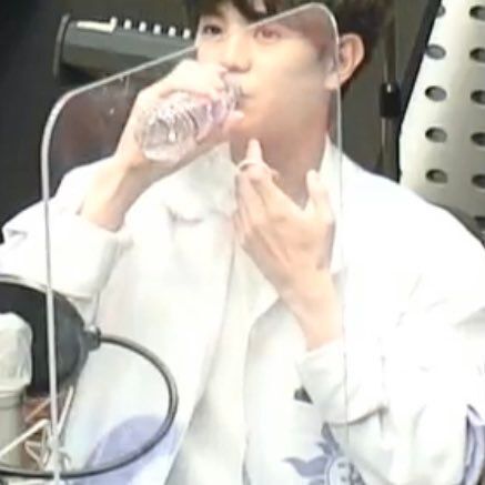 마스크 쓴 아이돌의 물마시는 4가지 방법.jpg | 인스티즈