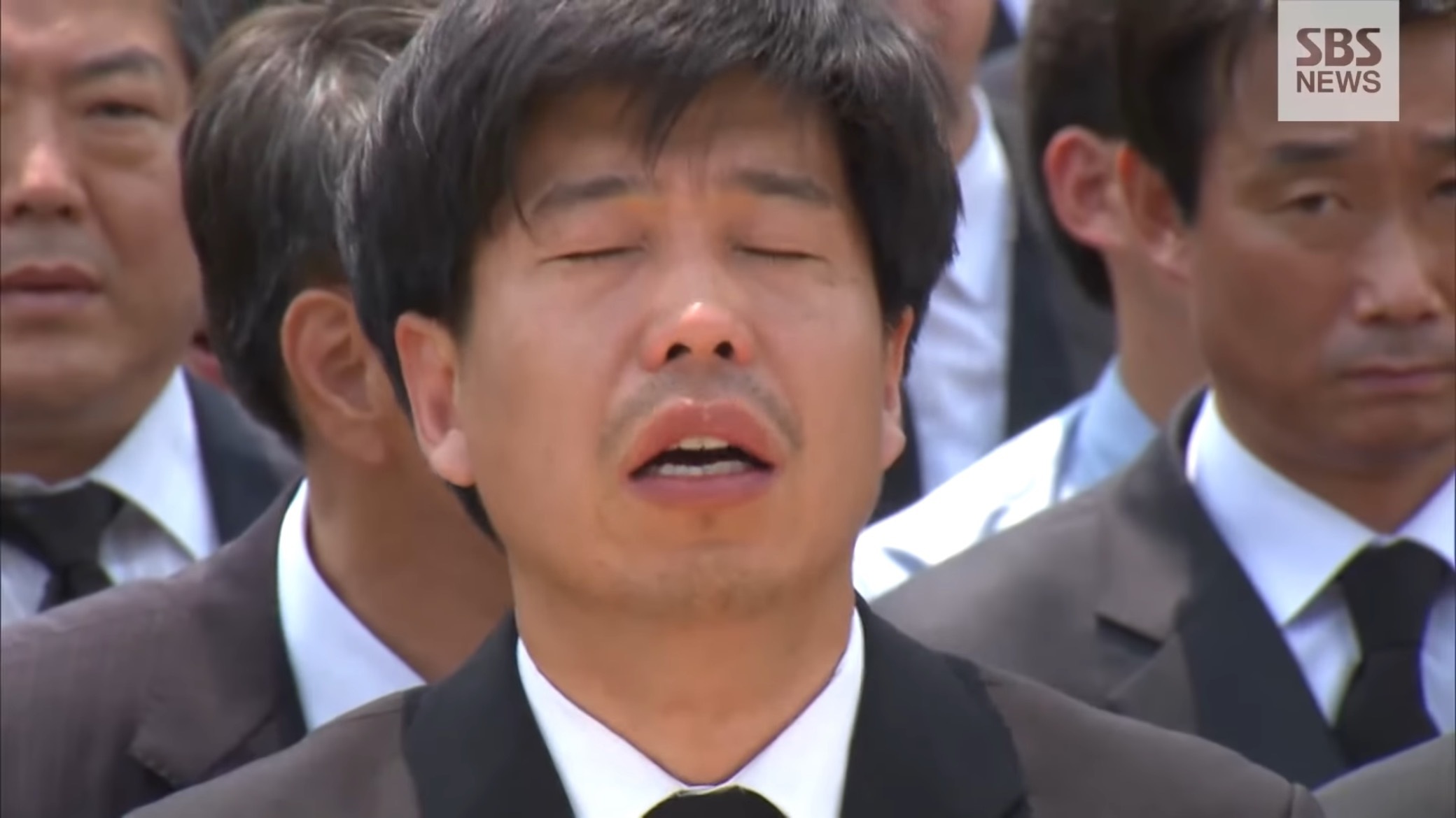 故노무현 대통령 영결식에서 분향하는 이명박.jpgif | 인스티즈
