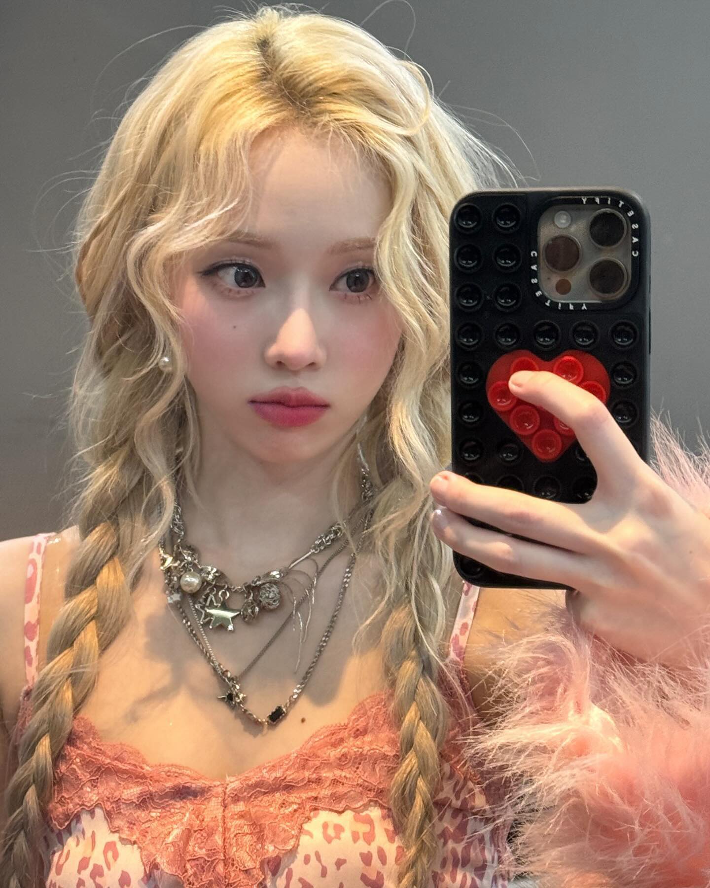 호불호 극명하게 갈리는 요즘 아이돌 오버립 메이크업.twt | 인스티즈