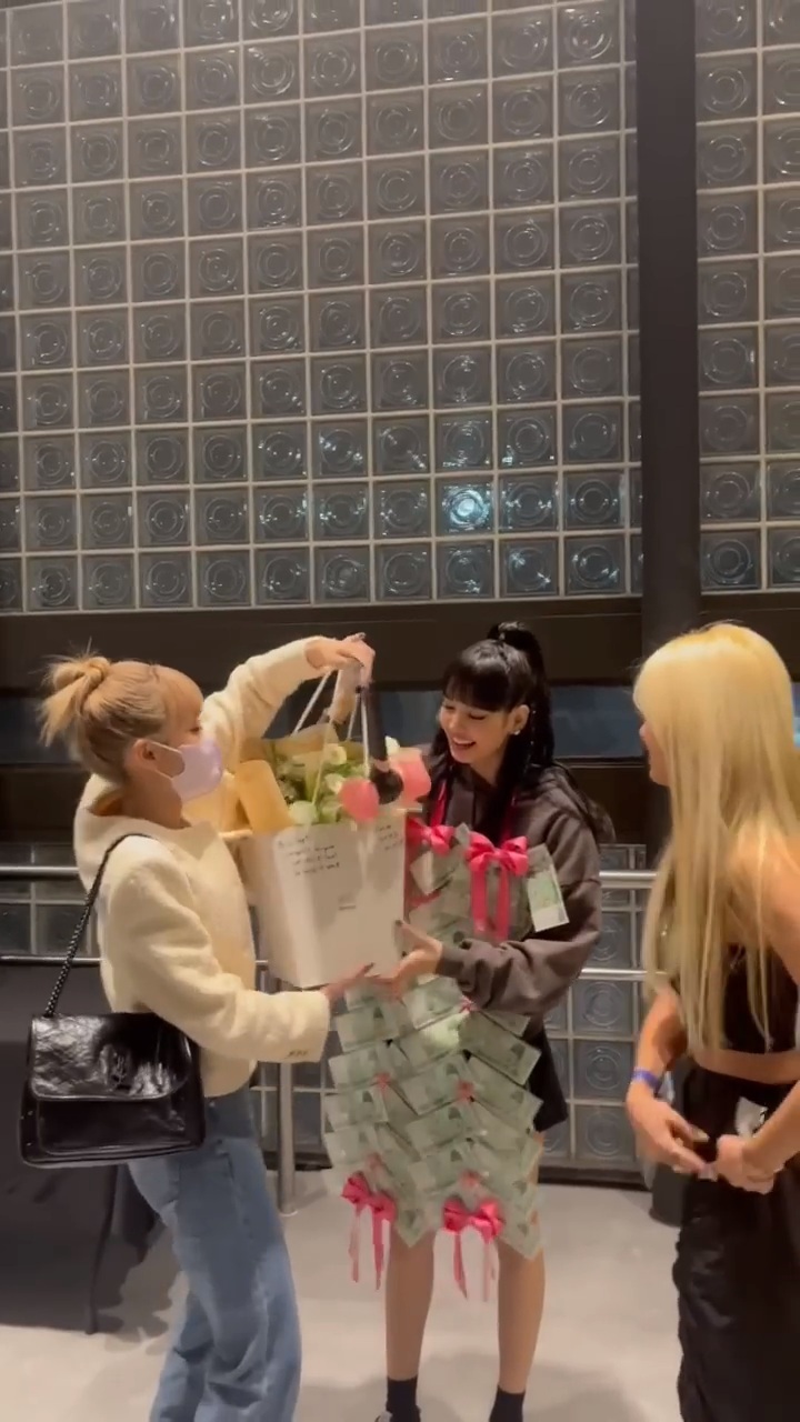 블랙핑크 콘서트 리사를 위해 선물준비한 씨엘씨 쏜(ft.민니) | 인스티즈