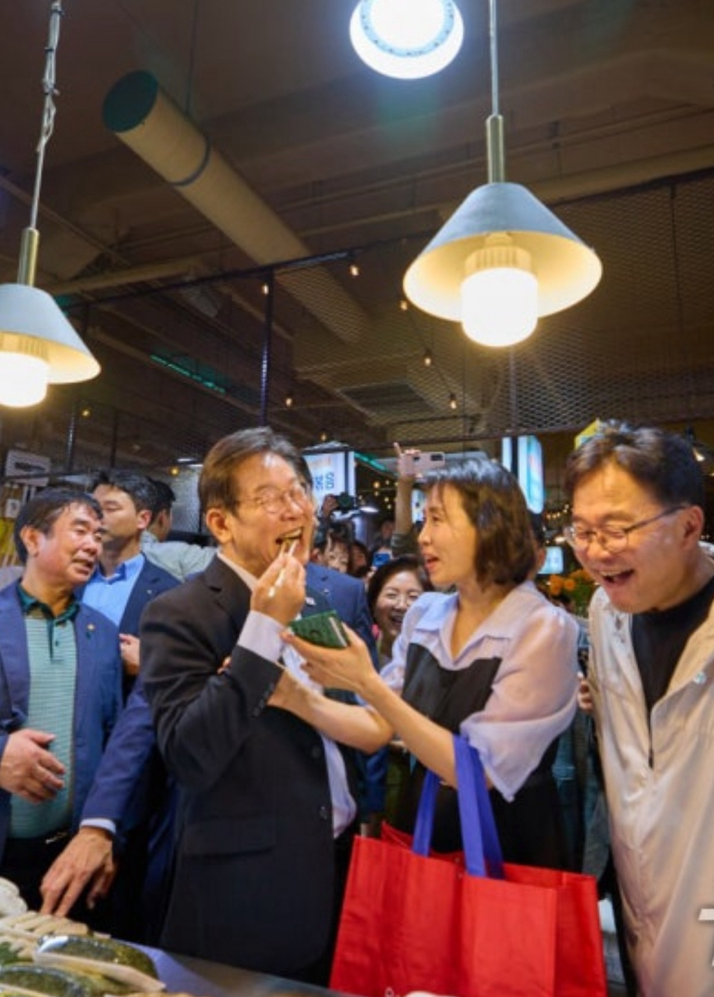 시장에서 먹방 찍는 잼시랑 혜경여시 | 인스티즈