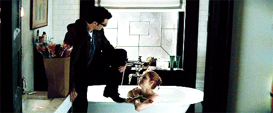 신발 신고 침대에 올라가는 것보다 더 끔찍한 씬.gif | 인스티즈