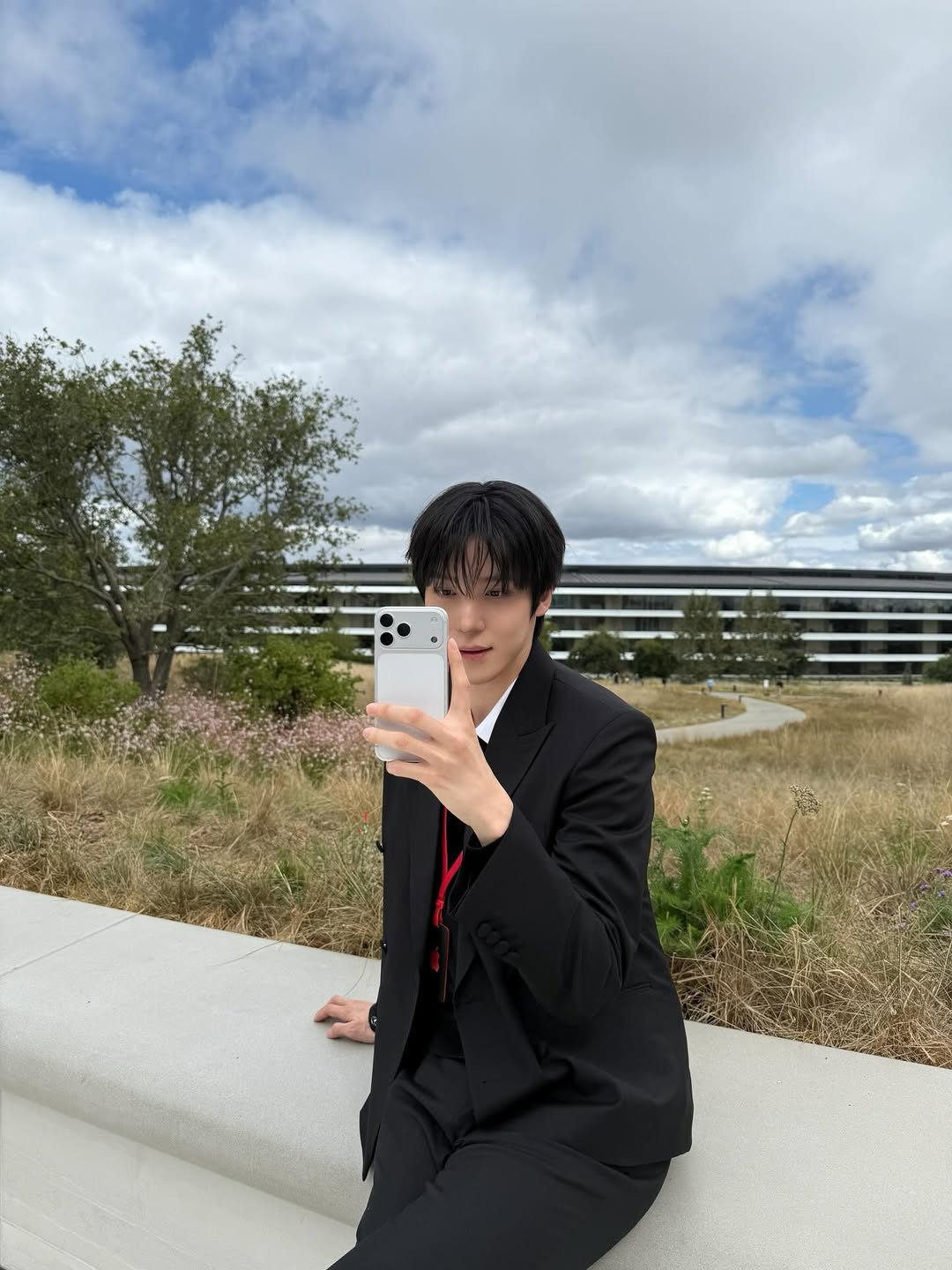 아이폰 17 행사에 초청된 아이돌이 찍어 올린 아이폰17프로 실버 자연광 사진 | 인스티즈