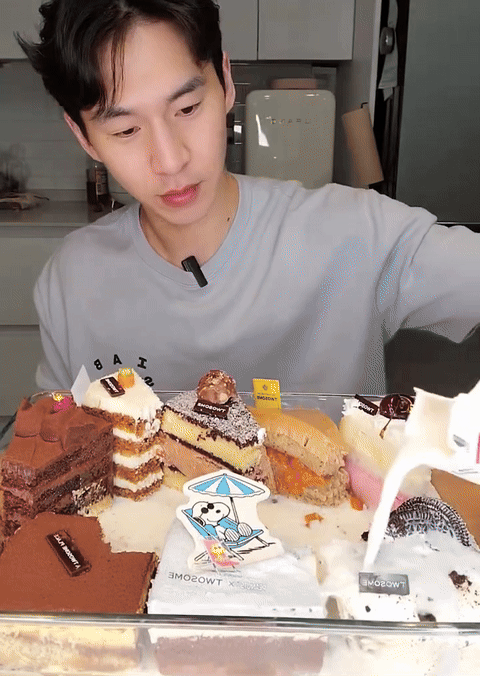 벤쯔 이제 할배 다됐네 케이크 말먹해달라니까 진짜로 국밥마냥 말아먹어.. | 인스티즈