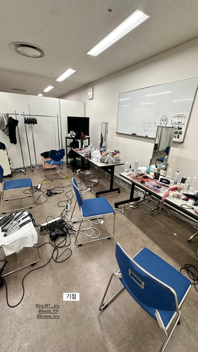 올리브영 매대 뺨치는 24명 여자아이돌 메이크업 대기실 현장.....jpg | 인스티즈