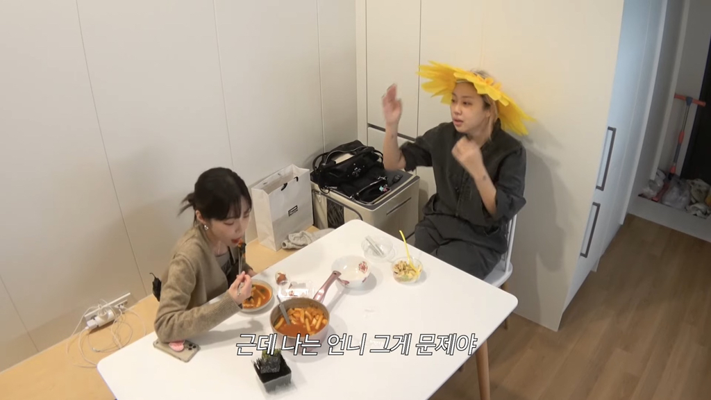 최근 스탭 폰에 있는 앨범을 보다가 충격받았다는 헤이즈 | 인스티즈