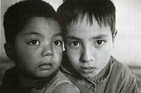 민족의 순수성을 지키기 위해 나라에서 혼혈 고아들을 해외로 이주시킴 | 인스티즈