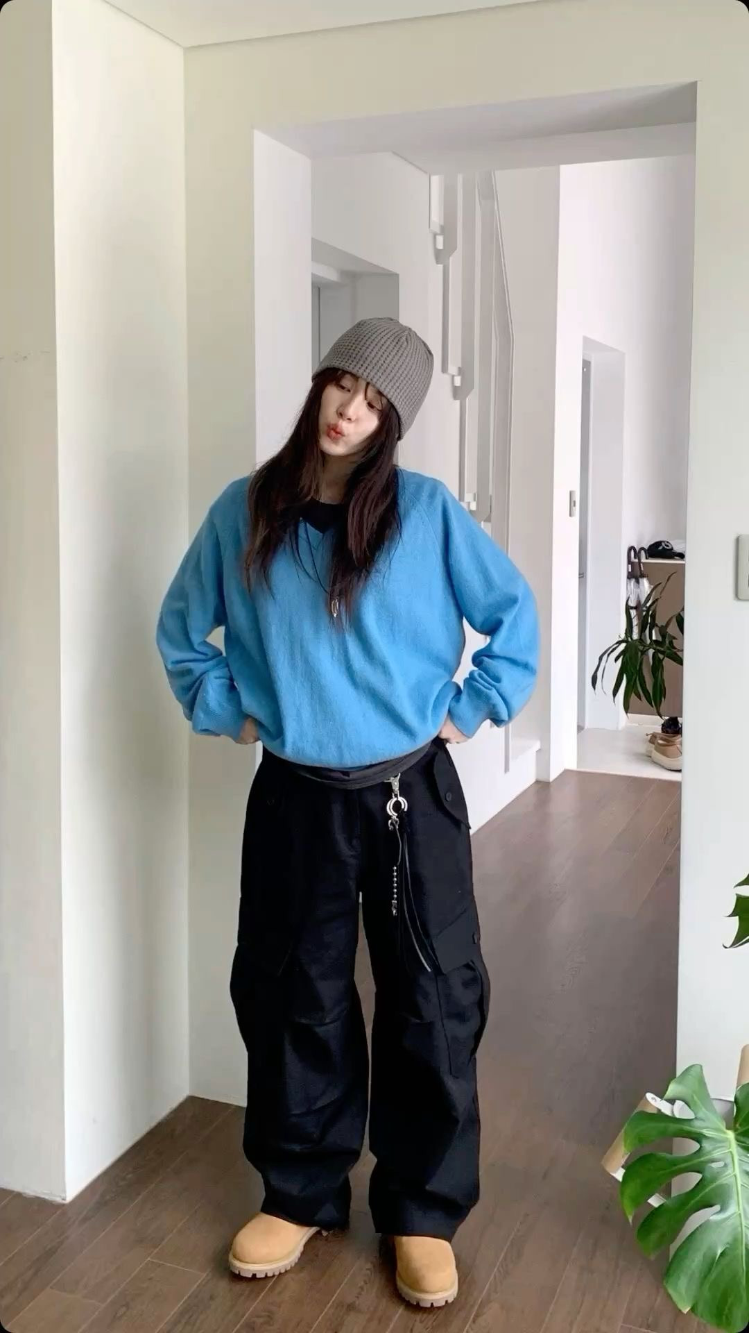 편안한 상의 + 와이드팬츠 + 투박한 신발 = 여자의 가을🍁 | 인스티즈