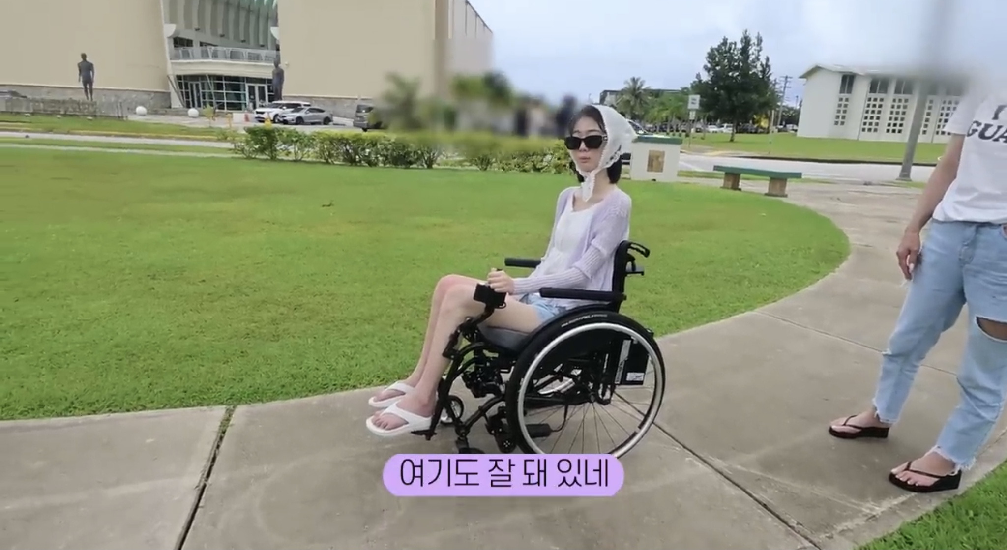 휠체어를 써야하는 유투버가 외국 여행을 가서 느낀 점 | 인스티즈