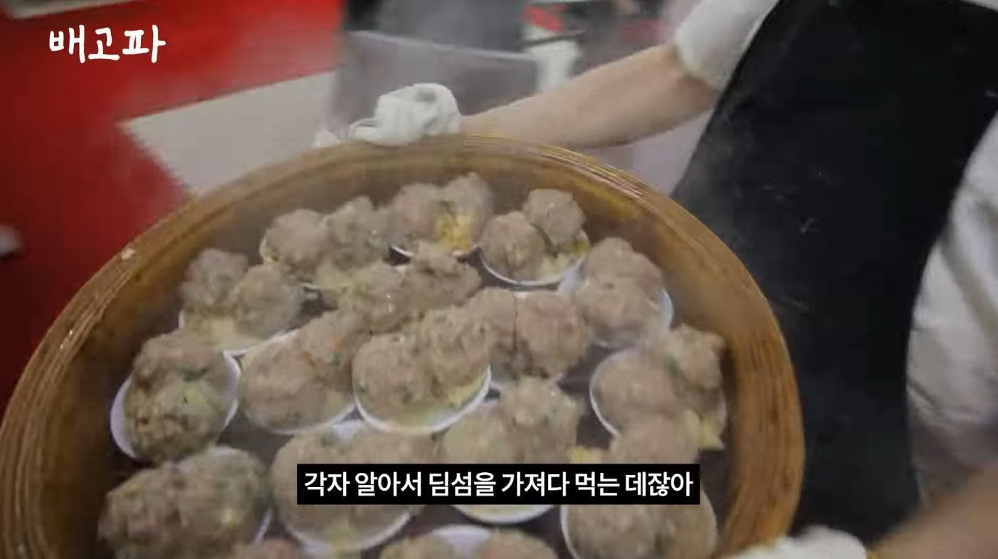 백종원 해외먹방이라길래 스푸파인가 했는데 직원들 배터지게 하는 컨텐츠였던거임.jpg | 인스티즈